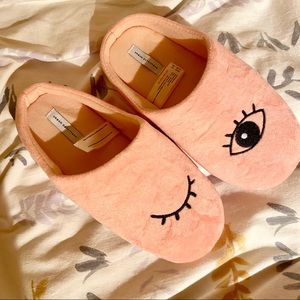 Urban Outfitters One size fits all wink slippers